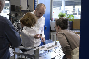 Roy Holfert shows snus forming shoulders